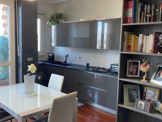 Restyling appartamento a Torino, Silvia Camporeale Interior Designer Silvia Camporeale Interior Designer Built-in kitchens Engineered Wood Grey