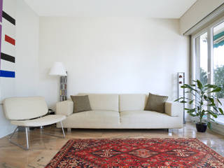 Casa moderna con tappeto Persiano Shiraz rosso geometrico su pavimento in marmo per appartamento a Milano, Persian House Persian House Salas / recibidores