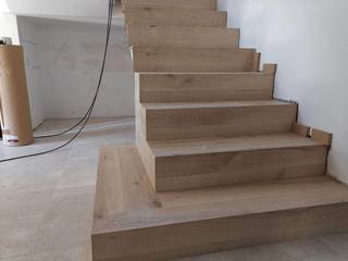 ESCALERA CON PARQUET DE MADERA., PAVIDISSENY PAVIDISSENY Dinding & Lantai Minimalis Kayu Wood effect