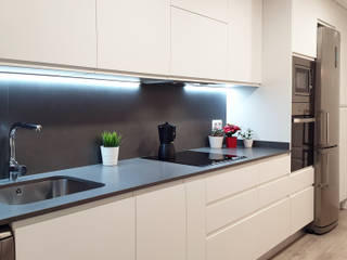 Cocina atemporal en blanco y gris , ZERMATT DECORACION S.L ZERMATT DECORACION S.L ห้องครัว แผ่นไม้อัด