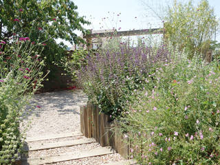 Entre 2 forets - Pacy sur Eure, Céline Bertin - Créatrice d'Ambiances Extérieures Céline Bertin - Créatrice d'Ambiances Extérieures Rustic style gardens