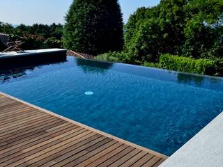 Piscina in roccia naturale con TOUCH Elegance, Renolit Alkorplan Italia Renolit Alkorplan Italia Piscines à débordement Bois composite