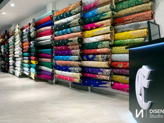 Tienda Escudero Fiestas DISENA studio Oficinas y tiendas de estilo minimalista