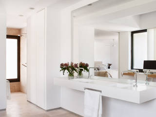 REFORMA INTEGRAL LA MORALEJA, ÁBATON Arquitectura ÁBATON Arquitectura Phòng tắm phong cách Địa Trung Hải