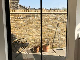 Leyton, frameless sliding glass doors and window. Creating a modern new look for the home while allowing plenty of natural light into the space, Glass Structures Limited Glass Structures Limited Glazen deuren