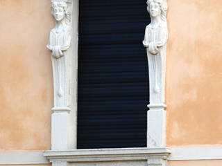 Avvolgibili in alluminio per palazzo storico a Roma, Testudo Testudo Minimalist windows & doors Aluminium/Zinc