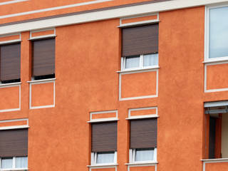 Avvolgibili in alluminio effetto legno in palazzo a Brescia, Testudo Testudo Modern windows & doors Aluminium/Zinc