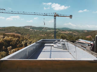 Piscina con bordo a sfioro sulla cima di una collina, Aquadeva Aquadeva Piscinas desbordantes Hierro/Acero