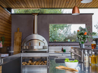 Detalle del rincón para comer de la cocina exterior Alfa Forni Balcones y terrazas de estilo moderno cocina exterior, horno de leña doméstico,Accesorios y decoración