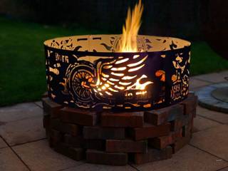 Fire Pit Ring Born To Ride – for those who were Born to Ride. Another fantastic creation- a new art firepit- by Logi Firepits UK. The perfect gift for him- for your husband, fiancé for the wedding, son for his birthday, or Father’s Day. Motorbike, Logi Engineering Limited Logi Engineering Limited Jardines de estilo moderno Hierro/Acero