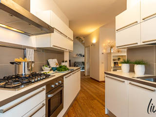 Alpianodisopra, LIVE HOME STAGING & REDESIGN LIVE HOME STAGING & REDESIGN Built-in kitchens Engineered Wood White
