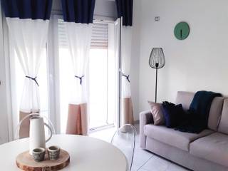 Monolocale al mare - (progetto di interior e decorazione), Silvia Ramalli | Stilista d'interni Silvia Ramalli | Stilista d'interni 现代客厅設計點子、靈感 & 圖片 木頭 White