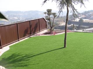 Jardim com relva sintética, pedra decorativa, fornecimento de plantas, LOUSAJARDINS LOUSAJARDINS Jardines con piedras