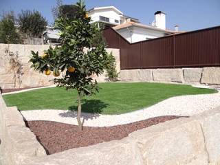 Jardim com relva sintética, pedra decorativa, fornecimento de plantas, LOUSAJARDINS LOUSAJARDINS Jardines de estilo moderno
