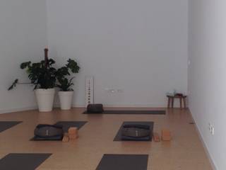 El Diseño de un Estudio de Yoga creado para Relajarte y Estabilizar tu Energía, StayShui StayShui Minimalistische autodealers Scholen