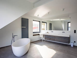 Sanierung einer Dachgeschosswohnung zum modernen Wohnloft, DANS Architektur DANS Architektur Modern bathroom