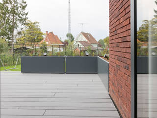 Einfamilienhaus in Waregem - Terrassendielen, Cedral Deutschland Cedral Deutschland Modern style balcony, porch & terrace