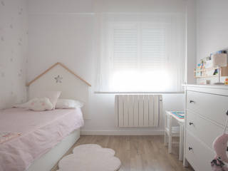 Apartamento SA, en La Raiosa, acertus acertus Modern nursery/kids room White