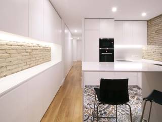 Apartamento LA, en Gran Vía, acertus acertus Cocinas modernas: Ideas, imágenes y decoración Blanco
