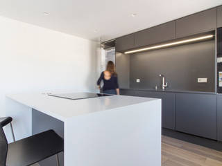 Apartamento JM, en Alfafar, acertus acertus Cocinas modernas: Ideas, imágenes y decoración Blanco