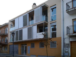 Edificio de 8 viviendas en Vallgorguina, JBE Arquitectes Associats JBE Arquitectes Associats 二世帯住宅 合板（チップボード）