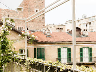 Giardino pensile a Torino, ELENA CARMAGNANI ARCHITETTO ELENA CARMAGNANI ARCHITETTO بلكونة أو شرفة