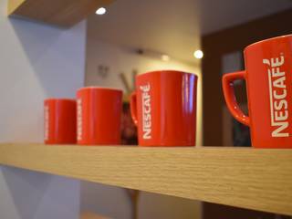 CAFETERÍA NESCAFÉ - MOBILIARIO - MESAS - CONSOLA - LAMINADO - , Ralph Wilson Ralph Wilson 모던스타일 거실 엔지니어드 우드 투명