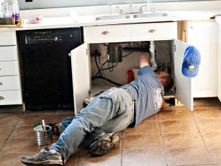 plumber repairing sink, Plumbers Network Strand Plumbers Network Strand モダンスタイルの お風呂