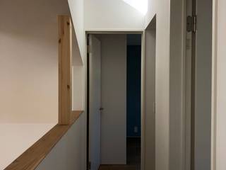 包守の家, あかがわ建築設計室 あかがわ建築設計室 Modern corridor, hallway & stairs