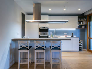 Casa Avignone, zero6studio - Studio Associato di Architettura zero6studio - Studio Associato di Architettura Modern kitchen White