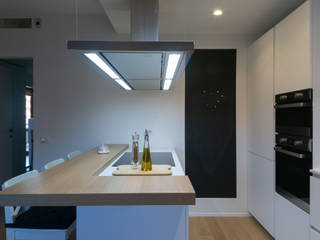 Casa Avignone, zero6studio - Studio Associato di Architettura zero6studio - Studio Associato di Architettura Cucina attrezzata