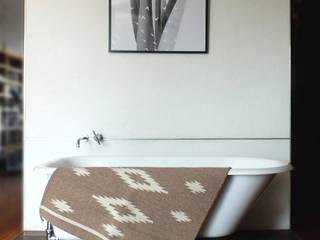 Porque no un tapete de lana en su cuarto de baño ?, Sancho Poncho Sancho Poncho Modern style bathrooms Wool Orange