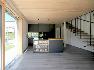 Haus PFM, schroetter-lenzi Architekten schroetter-lenzi Architekten Small kitchens انجینئر لکڑی Black