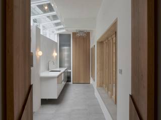 2017山之圓舞曲, 王采元工作室 王采元工作室 Minimalist corridor, hallway & stairs Wood Wood effect