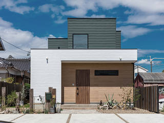 モスグリーンと木目のコントラスト住宅, i.u.建築企画 i.u.建築企画 Industrial style houses