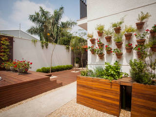 Um grande jardim com paredes verdes e jacuzzi para aproveitar o dia, Verde Conecta Verde Conecta Taman Modern