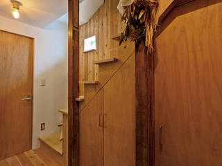 セルフビルドを取り入れてコストを抑えた中古住宅フルリノベーション, クサノユカリ建築設計室 クサノユカリ建築設計室 Modern Corridor, Hallway and Staircase Plywood Wood effect