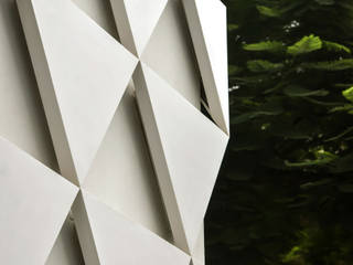 Una escultural fachada geométrica en HI-MACS para un edificio de Nueva Delhi, HIMACS - LX Hausys HIMACS - LX Hausys Casas adosadas Piedra