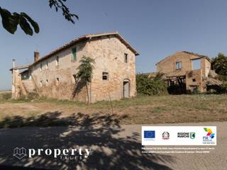 UNA PROPRIETA' UNICA NELLE MARCHE: UN FONDO AGRICOLO CON UN PICCOLO BORGO RURALE E I RESTI DI UN'ANTICA PIEVE, PROPERTY TALES PROPERTY TALES Casas de estilo rural