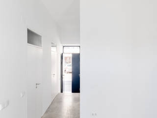 Entrada AAP - ASSOCIATED ARCHITECTS PARTNERSHIP Corredores, halls e escadas modernos Tijolo Branco
