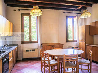 Porzione di rustico con giardino di mq. 2300 ca, Agenzia Studio Quinto Agenzia Studio Quinto Colonial style kitchen