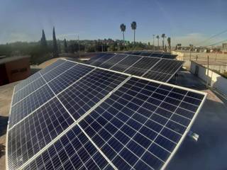 Sistema Solar para Colegio Hispania en Tijuana, XUSOL Energía Solar XUSOL Energía Solar Powierzchnie handlowe