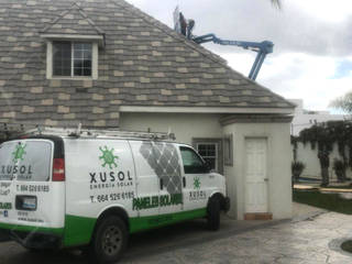 Instalación de paneles para residencial en Fracc. Puerta de Hierro, XUSOL Energía Solar XUSOL Energía Solar Roof