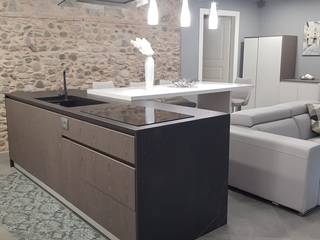 Cucina moderna con piano in dekton keyla e krion, PERCORSOARREDO PERCORSOARREDO システムキッチン エンジニアリングウッド 透明