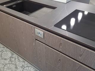 Cucina moderna con piano in dekton keyla e krion, PERCORSOARREDO PERCORSOARREDO システムキッチン エンジニアリングウッド 透明