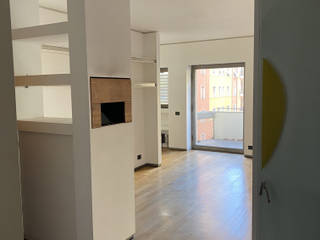 Quasi un open space, ibedi laboratorio di architettura ibedi laboratorio di architettura Moderner Flur, Diele & Treppenhaus Holz Weiß