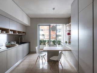 Cucina lineare su due lati con tavolo a sbalzo, TM Italia TM Italia Built-in kitchens