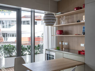 Cucina lineare su due lati con tavolo a sbalzo, TM Italia TM Italia Moderne Küchen