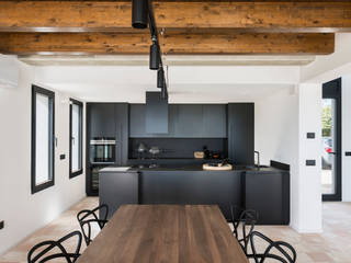 Cucina lineare con penisola sui toni del nero, TM Italia TM Italia Built-in kitchens Black
