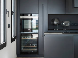 Cucina lineare con penisola sui toni del nero, TM Italia TM Italia システムキッチン